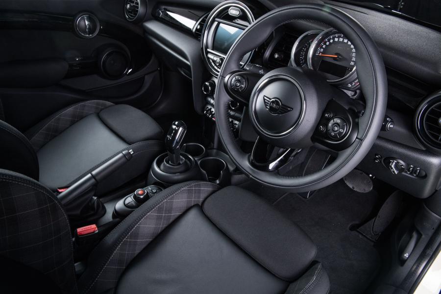 Интерьер Mini One 5-Door (F56) 2018 года  (SG) (фото 12 из 12)